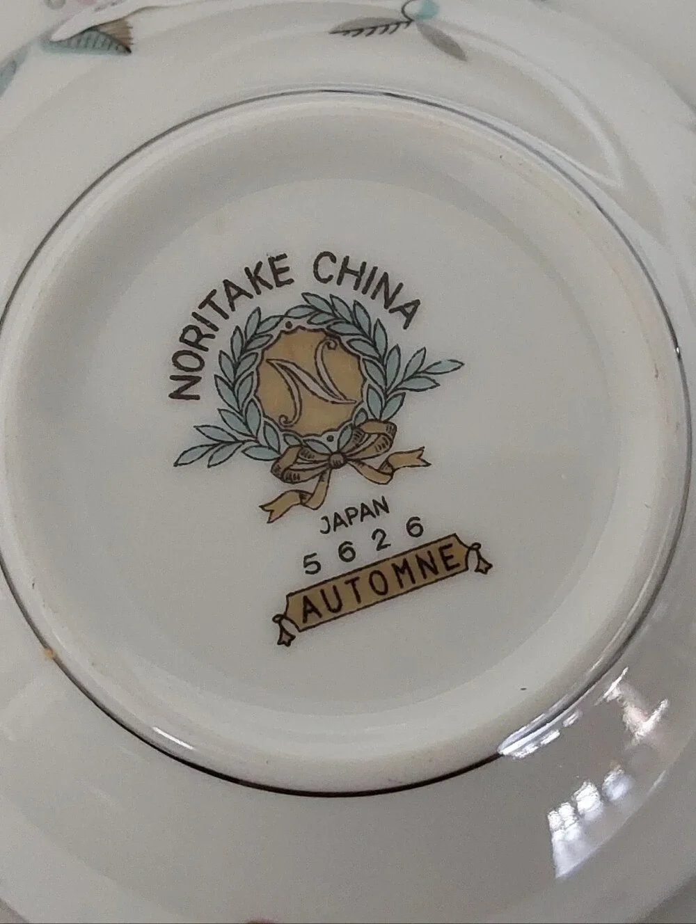 Noritake  Automne White Dinnerware Set with Soft Sage Leaf Pattern
